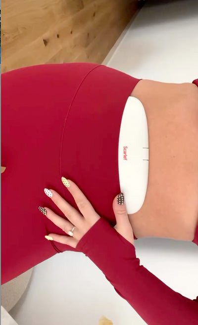 Influencer Claudia Kaqinari @ckaq using her rae Heat Pad
